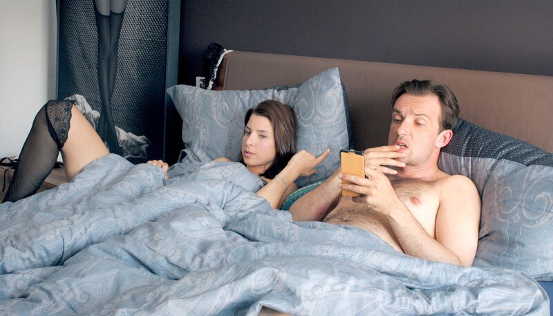 ARD VORSTADTWEIBER, neue Serie mit 10 Folgen, Folge 1 am Dienstag (05.05.15) um 20:15 Uhr im Ersten. Die junge Caroline (Martina Ebm, l.) trifft sich zum intimen Tête-à-Tête mit Bertram Selig (Lucas Gregorowicz, r.), einem Geschäftsfreund ihres Mannes. – Bild: ARD/​ORF/​MR Film