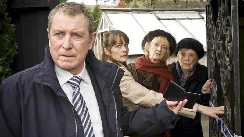 DCI Chef Inspector Barnaby (John Nettles, l.) lässt den Tatort, die Miniatur-Welt, durch seine Assistentin DC Gail Stephens (Kirsty Dillon, 2.v.l.), sperren. Auch Hilary (Caroline Blakiston, 2.v.r.) und Harriet (Margaret Tyzack, r.) dürfen nicht hinein. – Bild: ZDF