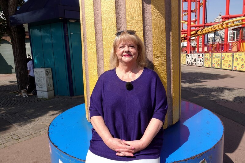 Marianne Mendt im Wiener Wurstelprater. – Bild: ORF/​PreTV/​SCHUH-TV/​Rene Schuh
