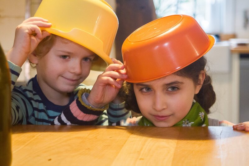 Gut, dass das Nachbarsmädchen Samina (Sarah Bendjelba) gerade zu Besuch kommt. – Bild: KiKA/​Kinderfilm GmbH