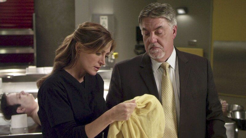 Maura Isles (Sasha Alexander) und Detective Korsak (Bruce McGill) finden wichtige Spuren auf der Kleidung des Toten. – Bild: TVNOW /​ Warner Brothers En