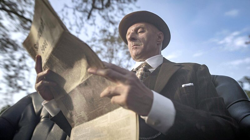 Das Auto beginnt als Spielzeug der Reichen, wenige hundert Exemplare fahren Ende des 19. Jahrhunderts in Wien herum. Die Verkehrsrevolution, die von diesem Gefährt einmal ausgehen wird, ist damals noch nicht in Sicht. Eine Zeit lang erscheint das Automobil als die saubere Lösung gegen den ausufernden Pferdeverkehr mit seinen Bergen an Fäkalien. Ob mit Dampf-, Elektro- oder Verbrenner-Antrieb, ist anfangs noch unentschieden. Eine Reise zurück zur Geburtsstunde des Autos in Österreich. Im Bild: Egon Breuer vor dem Attentat. – Bild: ORF, Clever Contents