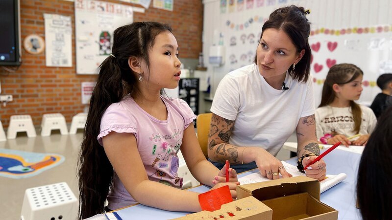 rec. Quereinstieg als Lehrperson – Kein Diplom, dafür mehr Lebenserfahrung? Michèle unterstützt im Mathematikunterricht. – Bild: SRF