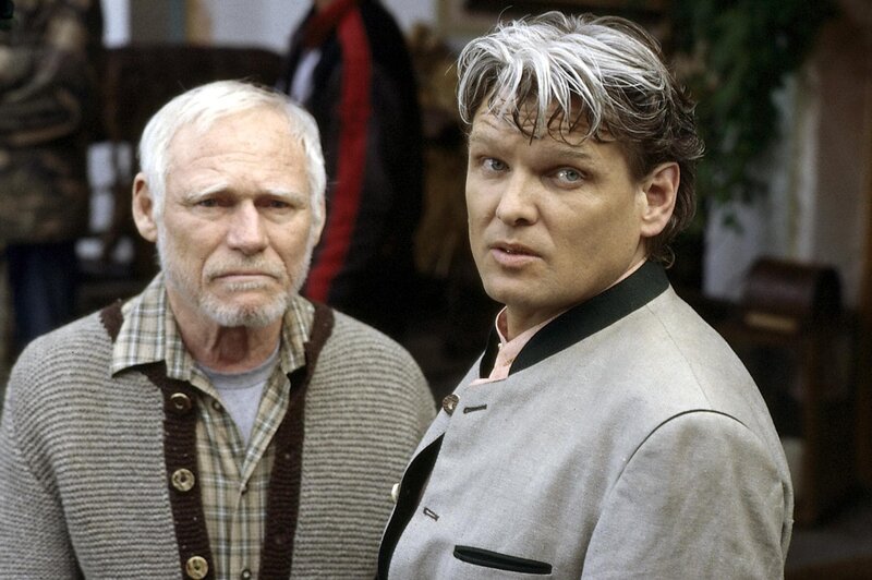 Nicht ganz uneigennützig bietet Toni Reisinger (Ernst Hannawald, re.) dem Vater des verunglückten Bergsteigers Hubert Gschwendt (Horst A. Reichel) an, für ihn zu arbeiten. – Bild: ORF (FS1/​FS2) /​ ORF2