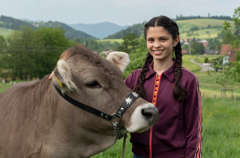 Ronja (Kaya Völkers) ist siegessicher. Kuh Trude ist für den Kuhwettbewerb perfekt vorbereitet. – Bild: SWR/​Maria Wiesler