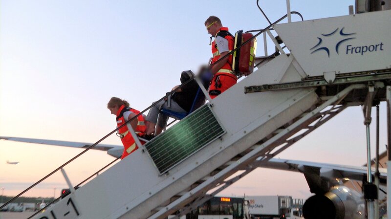 Notfallsanitäter auf dem Frankfurter Flughafen bergen einen Patienten aus einem Flugzeug. – Bild: HR