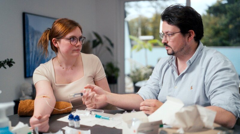 Bei ihr ist der Morbus Crohn besonders gefährlich: Tabea B. ist zusätzlich Bluterin. Wenn sie fürchtet, sich in einer Situation zu verletzen, spritzt ihr Freund ihr vorab ein Blutgerinnungs-Mittel. – Bild: NDR/​Oliver Zydek