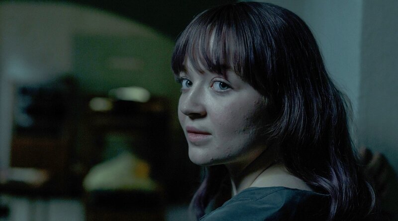 Unheimliche Dinge gehen vor sich: Ilona (Nicola Magdalena Lüders) bekommt Angst. – Bild: ARD Degeto/​Syrreal Dogs GmbH/​CBS Studios/​Stefan Erhard