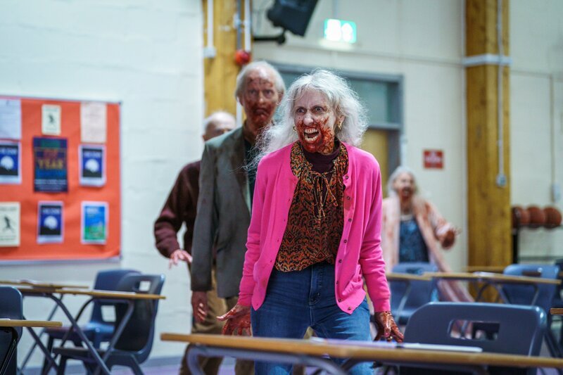 Die blutrünstige Seniorengruppe um Frank (Paul Bentall) und Janine (Anita Dobson) dringt in das Schulgebäude ein. – Bild: Alistair Heap /​ ZDF und Alistair Heap