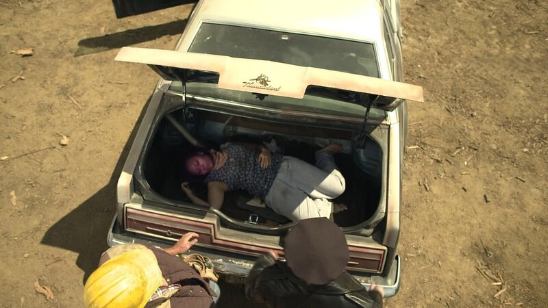 Im Frühling des Jahres 1985 findet die Polizei die erwürgte Lourdes Riddle im Kofferraum ihres Autos. Die Ermittler entdecken bei ihren Nachforschungen in der Vergangenheit des Opfers Erstaunliches … – Bild: Jupiter Entertainment Lizenzbild frei