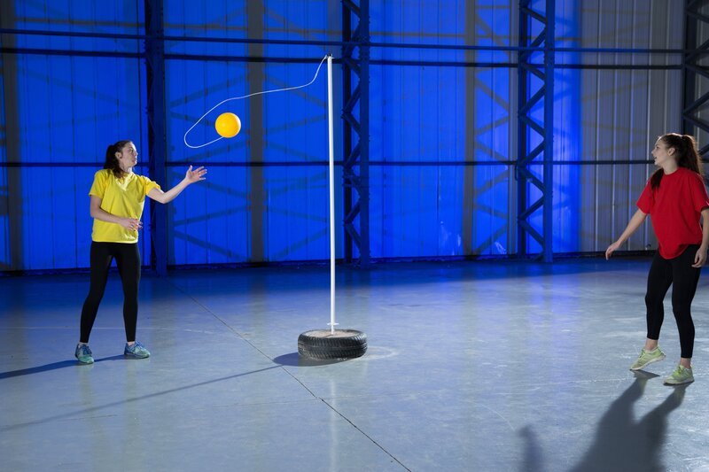 Emily and Bailey playing tetherball. – Bild: National Geographic/​Josh Trebilcock