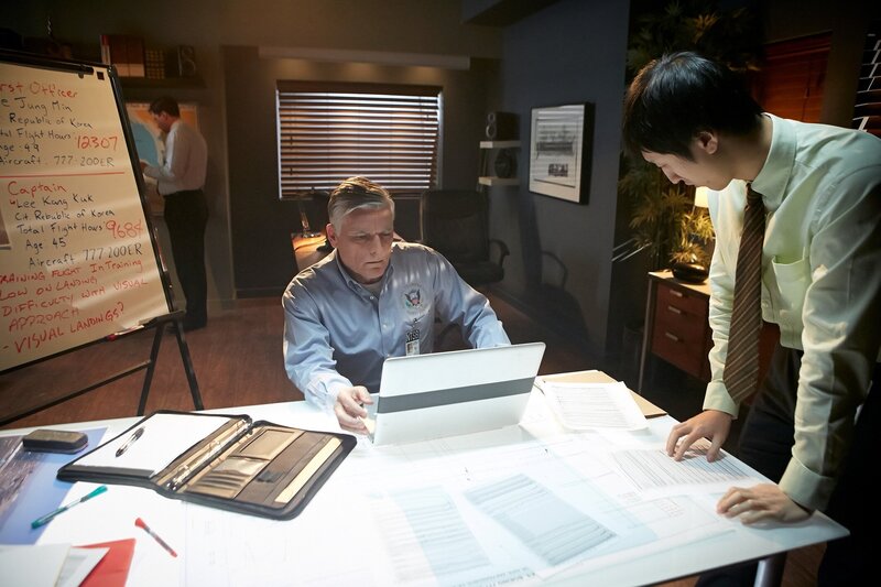 REENACTMENT – NTSB-Ermittler Roger Cox (gespielt von Chris Gillet) prüft die Radarspur von Asiana-Flug 214 kurz vor der Bruchlandung auf dem Flughafen von San Francisco. – Bild: PLURIMEDIA (Cineflix International Media/​Ian Watson)