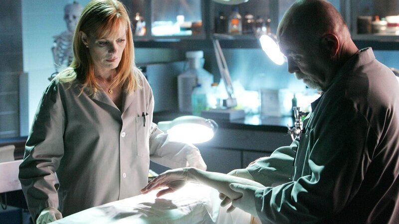Der Tod von Margo Dorton bereitet Catherine (Marg Helgenberger, li.) und Doc Robbins (Robert David Hall) Kopfzerbrechen. – Bild: TVNOW / CBS Der Tod von Margo Dorton bereitet Catherine (Marg Helgenberger, li.) und Doc Robbins (Robert David Hall) Kopfzerbrechen. – Bild: TVNOW / CBS