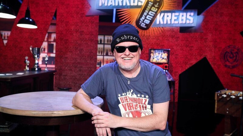 Im neuen Bühnenprogramm von Markus Krebs erzählt er aus seinem persönlichen Nähkästchen und stellt unter Beweis, dass Humor Panne sein muss. – Bild: TVNOW /​ Frank W. Hempel