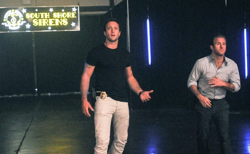 Da der Sturz der Lehrerin Dana Moore vom Balkon nicht nach einem Selbstmord aussieht, übernehmen Steve (Alex O’Loughlin, l.), Danny (Scott Caan, r.) und das restliche Team den Fall … – Bild: CBS Broadcasting, Inc.