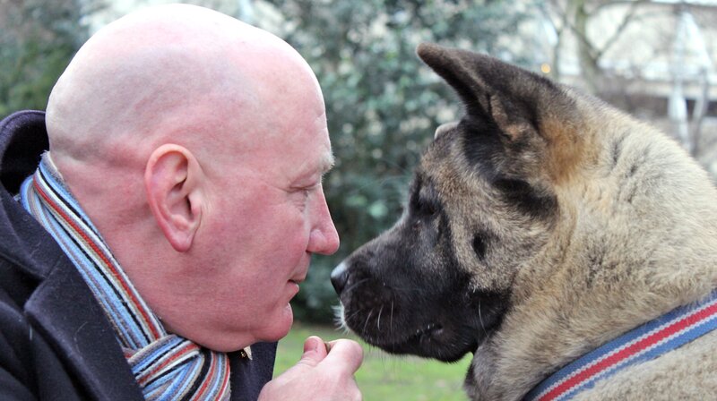 Robert (l.) und Flora, der Japanese Akita – Bild: phoenix/​ZDF/​BBC
