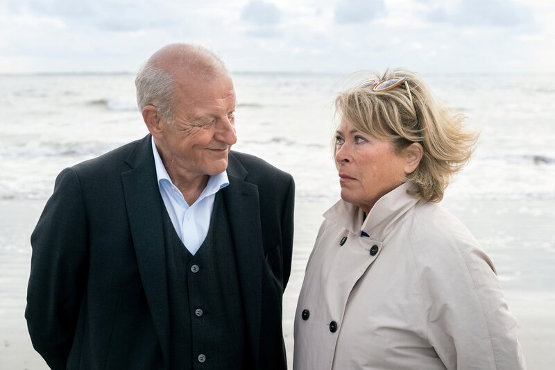 Georg Wilsberg (Leonard Lansink) ist froh, dass der Streit mit Anna Springer (Rita Russek) ad acta gelegt ist. – Bild: ZDF/​Thomas Kost