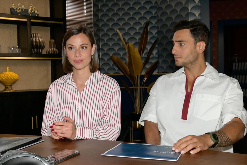 Nihat (Timur Ülker) findet, dass Matilda (Anna-Katharina Fecher) einen ungewohnt entspannten Eindruck macht. – Bild: RTL /​ Rolf Baumgartner /​ Liebesblase