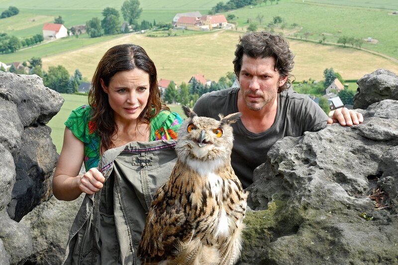 Geschafft! Susanne (Elisabeth Lanz, links) und Tom (Gregory B. Waldis) haben den Gipfel erreicht. Nun gilt es, den verletzen Vogel vorsichtig zu bergen. Tom beobachtet Susanne fasziniert. – Bild: ARD/​BR/​Christa Köfer