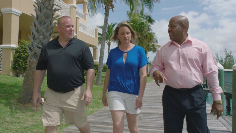 Um über den Winter vom Vorort von Chicago ins Warme zu entkommen, suchen der Chirurg Ryan und OP-Schwester Jackie nach einem tropischen Rückzugsort auf der Insel Grand Bahama. Sie hoffen, sich im Paradies unter blauem Himmel und Palmen von ihrem stressigen Alltag im Operationssaal erholen zu können. – Bild: HGTV