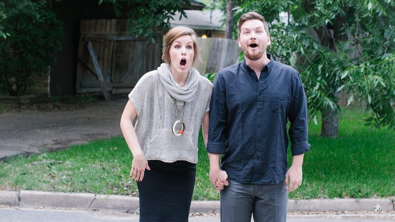 Homeowners Jeff and Sara Jones see their newly renovated home for the first time, as seen on Fixer Upper. (action) – Bild: HGTV/​Scripps Networks, LLC.