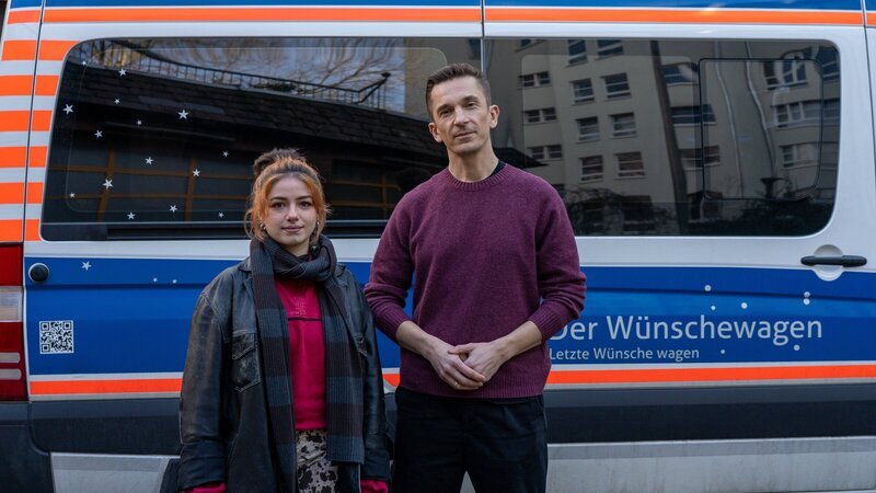 Eric trifft Hannah. Sie erfüllt als ehrenamtliche Helferin beim ASB-Wünschewagen sterbenskranken Menschen letzte Wünsche. – Bild: ZDF