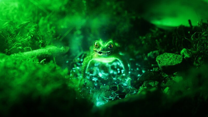 Bei einem von Alphas Experimenten, enthält ein harmloser Frosch durch den Kontakt mit radioaktivem Material plötzlich Superkräfte. Durch einen Biss gibt er diese an Freddy weiter. – Bild: https:/​/​kommunikation.kika.de/​