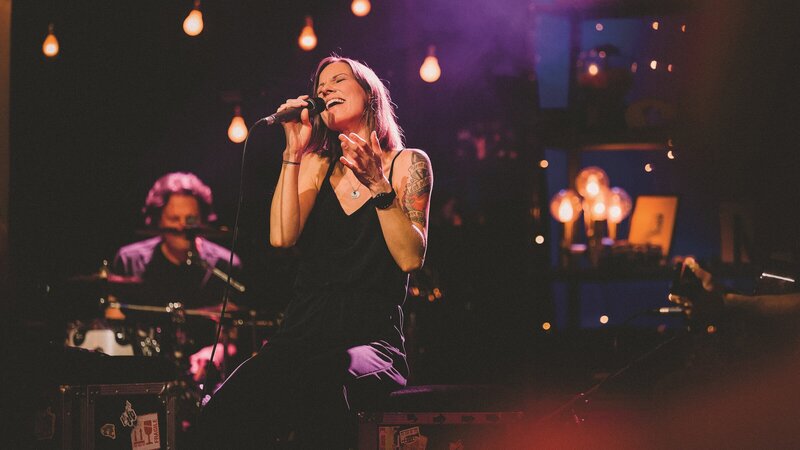 Christina Stürmer bei „MTV Unplugged“ in Wien im Sommer 2023. – Bild: ZDF /​ Nikolaus Ostermann