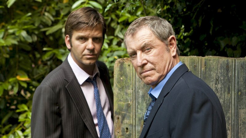 DS Ben Jones (Jason Hughes, l.) und DCI Tom Barnaby (John Nettles, r.). – Bild: ZDF und Mark Bourdillon
