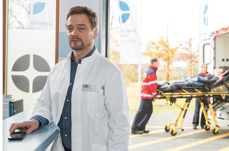 Nach der missglückten Aussprache mit Theresa weiß Marc (Christian Beermann) nicht, wie er mit ihr umgehen soll, geschweige denn ob er ans Handy gehen soll. – Bild: SWR/​ARD/​Jens Ulrich Koch