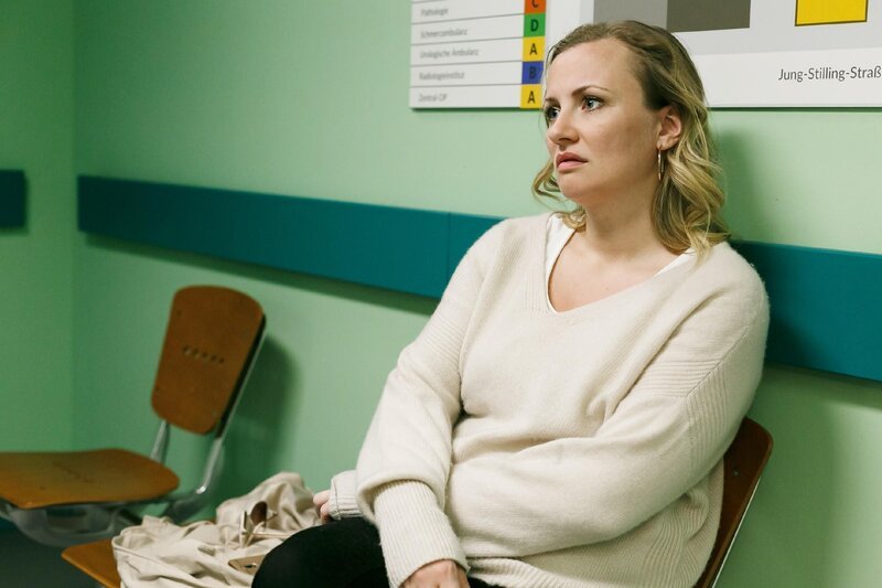 Isabelle (Ania Niedieck) ist zu überfordert, um in die Freude der Anderen einzustimmen, als sie erfahren, dass Finn überlebt hat. – Bild: RTL /​ Kai Schulz