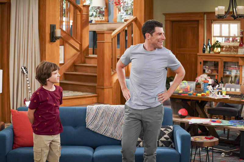 Grover Johnson (Hank Greenspan, l.); Dave Johnson (Max Greenfield, r.) – Bild: © 2019 CBS Broadcasting, Inc.  /​ Monty Brinton /​ Monty Brinton