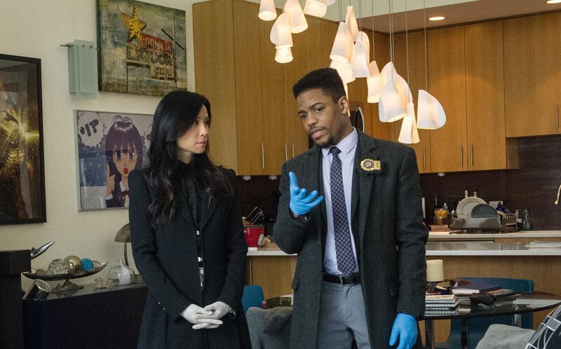 Lucy Liu (l.); Jon Michael Hill (r.) – Bild: CBS Broadcasting, Inc. /​ Jeff Neira