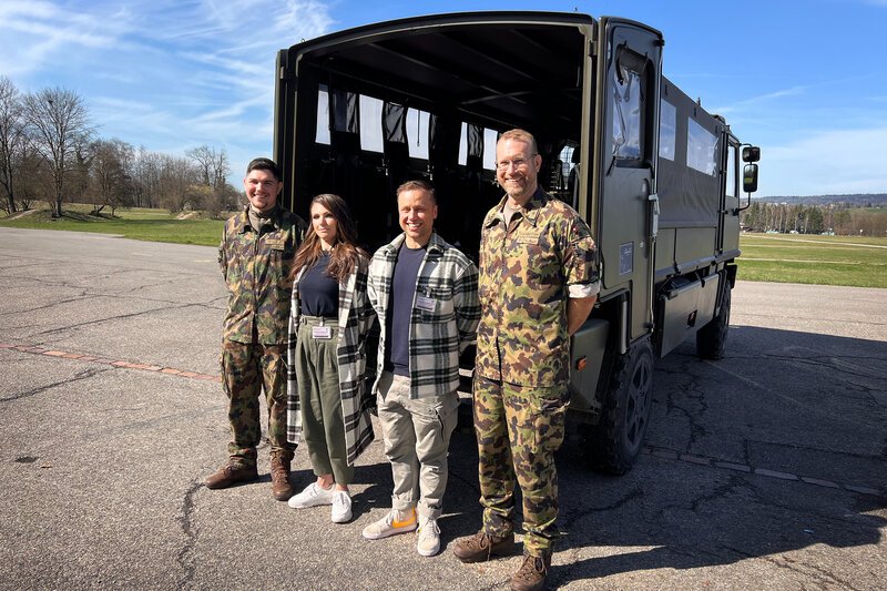 Ding Dong – Zeig mir dein Zuhause Staffel 8 Folge 1 Rekrut Leotrim Gashi, Viola Tami, Jan Fitze und Oberst im Generalstab Pascal Muggensturm – Bild: SRF1