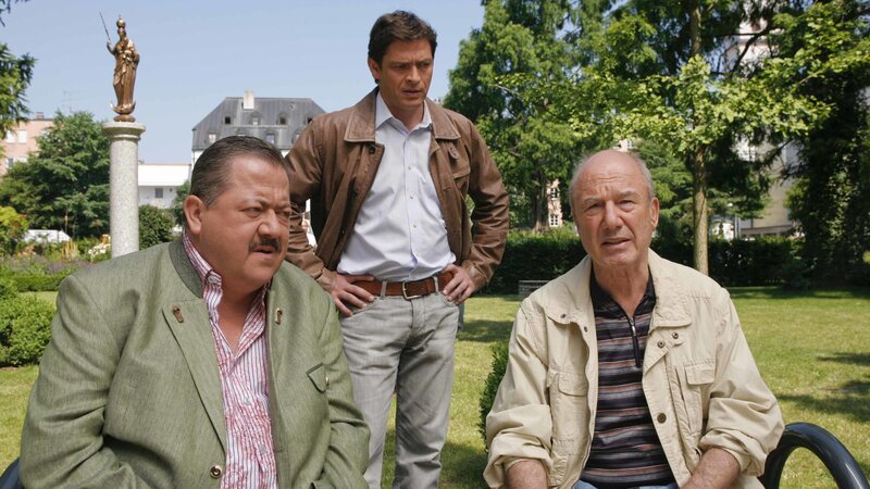 Kann Siegfried Dankl (Dietz-Werner Steck, r.) den Cops Korbinan Hofer (Joseph Hannesschläger, l.) und Christian Lind (Tom Mikulla, M.) wertvolle Hinweise geben? – Bild: ZDF und Christian A. Rieger