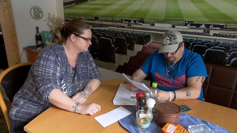 Willy schockt derweil sein Rentenbescheid. – Bild: RTL Zwei