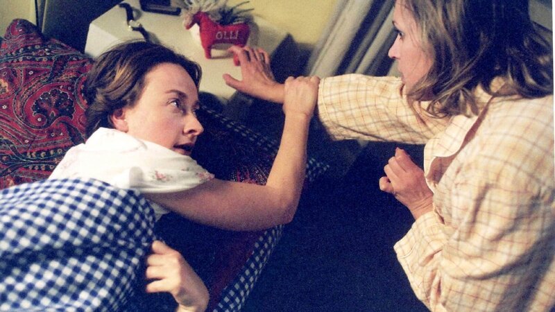 Teresa (Nicole Ernst, re.) will sich das Stoffpferdchen, dass sie für ihre Kindern genäht hat und dass Annabelle (Bettina Lohmeyer) ihr abgenommen hat, zurückholen, aber Annabelle ist wachsam … – Bild: TVNOW /​ Stephanie Kulbach
