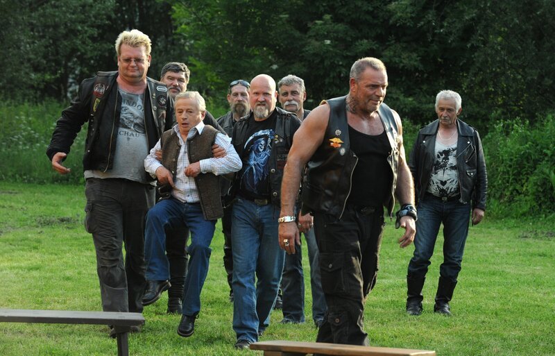 Die Rocker nehmen Gerstl mit zu ihrem Zeltlager. Von links: Gerstl (Gerd Lohmeyer) und Hagen (Thomas Born). – Bild: BR/​Marco Orlando Pichler
