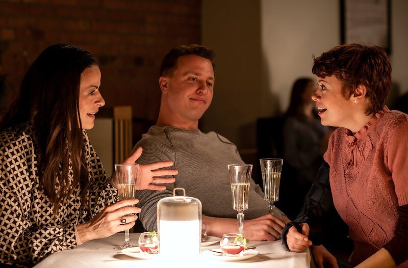 Ringo Holländer (Tim Kalkhof, M.) fällt es schwer, sich bei dem ersten privaten Treffen von Cousine Tilly Vogel (Sina Reiß, r.) und seiner neuen Freundin, der Staatsanwältin Odette Santos (Anne Diemer, l.), zu entspannen. – Bild: ARD/​Gordon Muehle