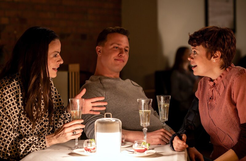 Ringo Holländer (Tim Kalkhof, M.) fällt es schwer, sich bei dem ersten privaten Treffen von Cousine Tilly Vogel (Sina Reiß, r.) und seiner neuen Freundin, der Staatsanwältin Odette Santos (Anne Diemer, l.), zu entspannen. – Bild: ARD/​Gordon Muehle