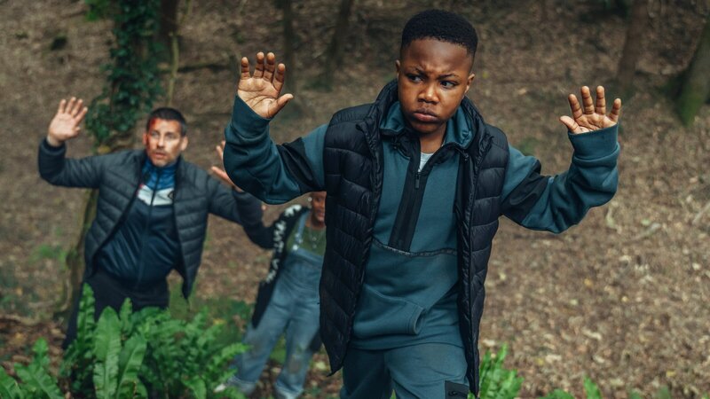 Kofi (D’angelou Osei-Kissiedu, r.), Michael (Robert James-Collier, l.) und Karen (T’Nia Miller, M.) sind auf der Flucht vor den Zombie-Horden. – Bild: ZDF und James Pardon