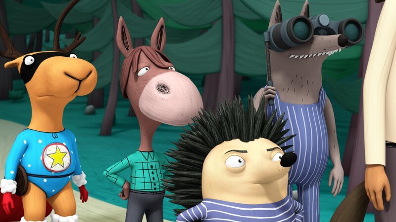 Die Einwohner von Windhausen beobachten Bernhard im Wald. – Bild: NDR/​Autour de Minuit Productions/​France Télvisions/​Borderline Films