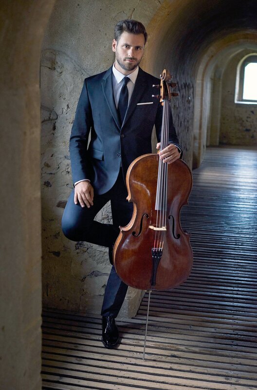 Bekannt als „Romantik-Rebell“ am Cello begeistert HAUSER sein Publikum mit einem stilistischen Brückenschlag zwischen Klassik, Pop und Filmmusik. – Bild: hauserofficial