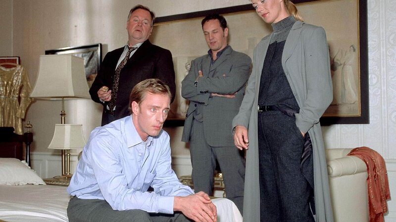 Roloff (Wilfried Hochholdinger, sitz.) wird nach dem Mord an Rühl von Kehler (Wolfgang Bathke, hi.li.), Bongartz (Max Gertsch, hi.Mi.) und der Staatsanwältin Glaser (Britta Schmeling) befragt, ob er etwas zum Tathergang sagen kann. – Bild: MG RTL D