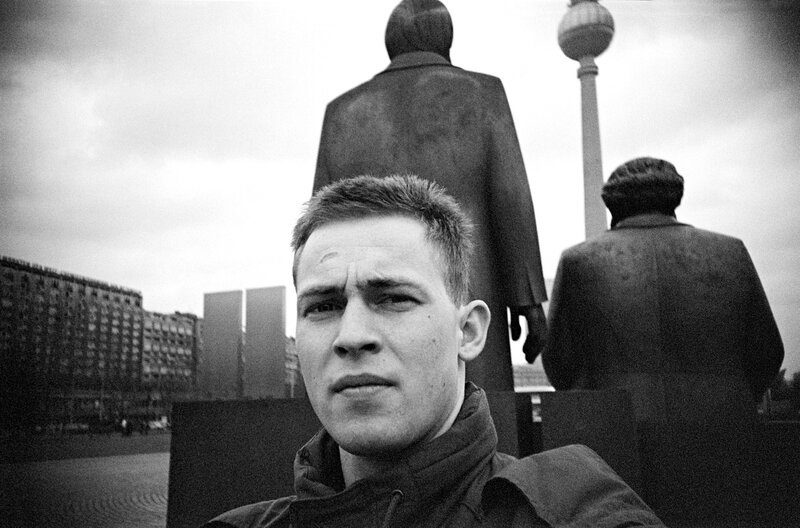 Die DDR im Sommer ’90: ein Land zwischen zwei Gesellschaftssystemen, zwischen Nichtmehr und Nochnicht. Das Leben ist im Umbruch, die Welt steht offen. Alles scheint möglich – und nichts sicher. In Ost-Berlin wird die Einheit verhandelt und gegen die drohende Abwicklung demonstriert. Der Film erzählt vom Sommer der ungeahnten Möglichkeiten. Vom Aufbruch ins Ungewisse und Momenten der Anarchie. – Der Fotograf Andreas Rost im Frühjahr 1990 – Bild: rbb/​Andreas Rost