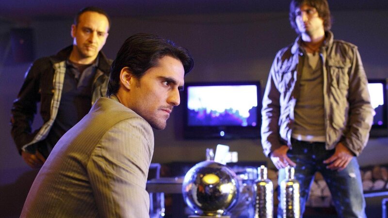 Semir (Erdogan Atalay, hinten l.) und Ben (Tom Beck, r.) befragen Fashat (Murat Seven) zu dem Mord, doch dieser schiebt die Schuld auf den Geschäftsführer des Nachtclubs. – Bild: MG RTL D /​ Guido Engels