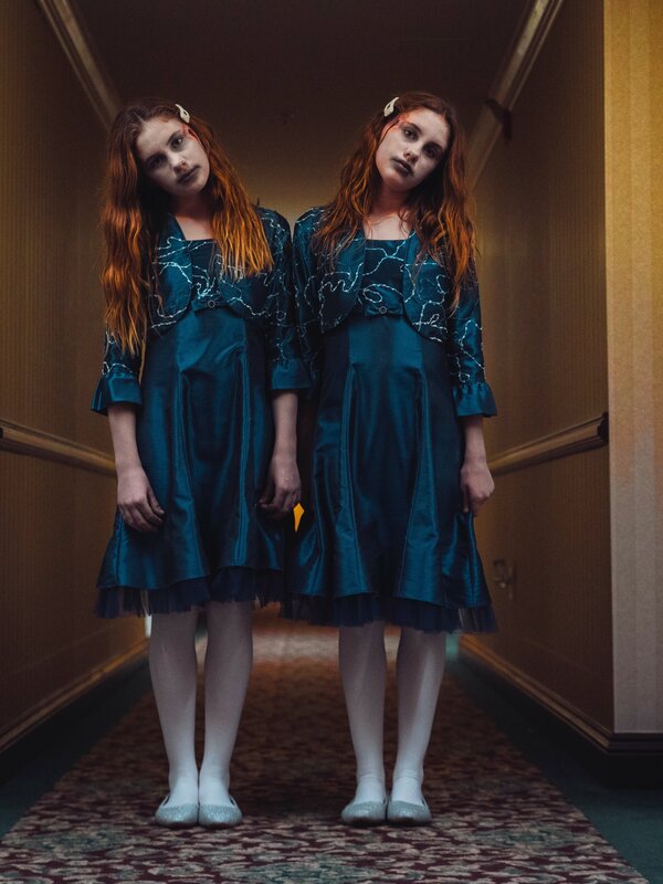 Unheimliche Mädchen auf dem Hotelflur. – Bild: RAKESH SIDANA /​ Blue Ant Media.