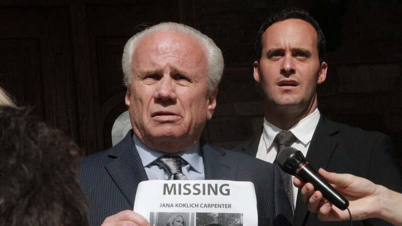 Paul Carpenter reads the newspaper as Jana looks over his shoulder. – Bild: Discovery Communications