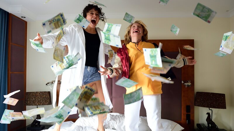 Ayla (Via Jikeli, l.) und Britta (Pauline Großmann, r.) feiern Aylas Erfolgssträhne beim Poker. – Bild: ZDF und Jürgen Olczyk