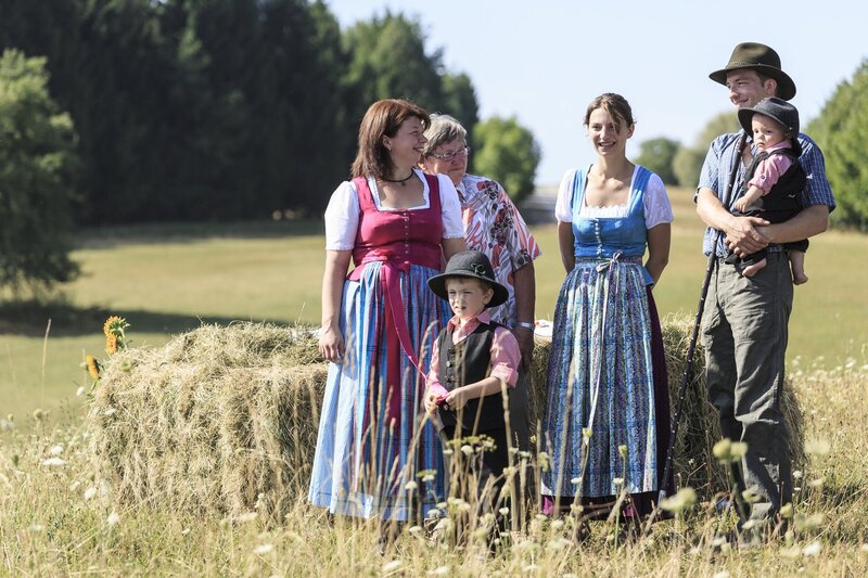 Regina Steiner (links) mit Familie warten auf die Gäste. – Bild: BR/​megaherz gmbh/​Andreas Maluche